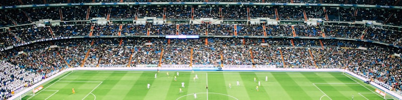 西甲联赛巴塞罗那与皇家马德里的国家德比，梅西带球突破