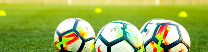 德甲联赛拜仁慕尼黑主场安联球场全景，球迷欢呼