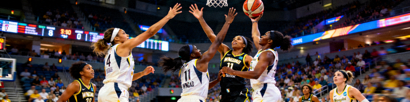 WNBA女子篮球比赛，球员激烈对抗